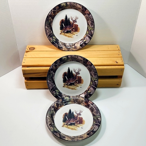 Whitetail Buck Deer Salad Plates by Al Agnew RealTree, Set of 3 - Picture 1 of 13